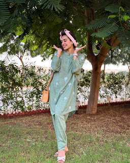 Iqra Aziz feet photo 18