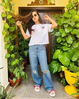 Iqra Aziz feet photo 6