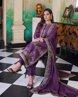 Iqra Aziz feet photo 13