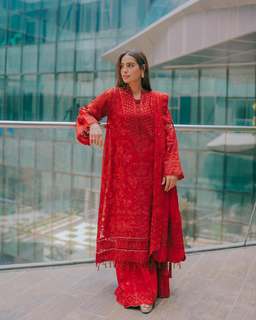 Iqra Aziz feet photo 11