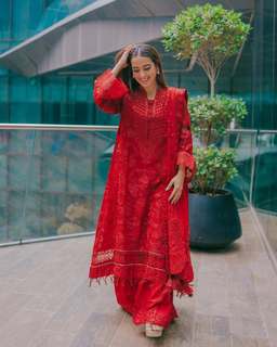 Iqra Aziz feet photo 10