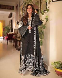 Iqra Aziz feet photo 1