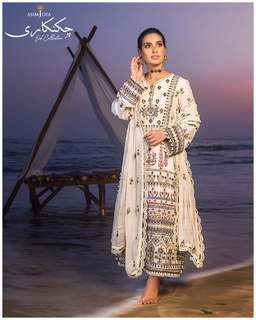 Iqra Aziz feet photo 20
