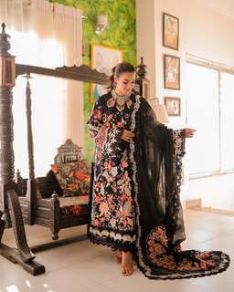 Iqra Aziz feet photo 16