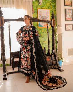Iqra Aziz feet photo 15