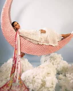 Iqra Aziz feet photo 13