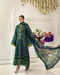 Iqra Aziz feet photo 12
