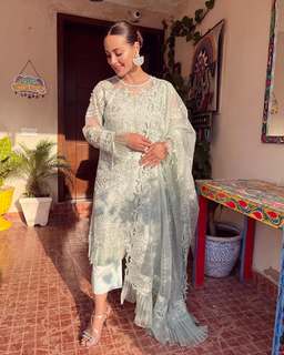 Iqra Aziz feet photo 11