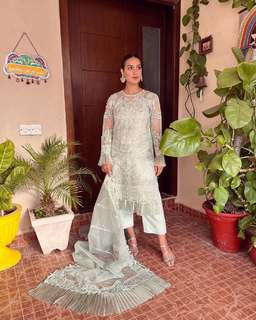 Iqra Aziz feet photo 10