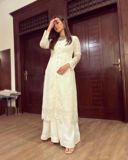 Iqra Aziz feet photo 9