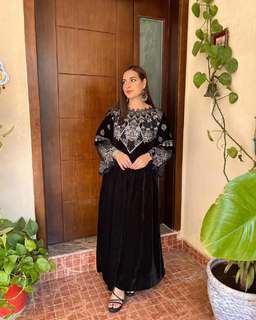 Iqra Aziz feet photo 7