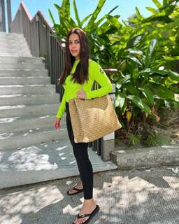 Iqra Aziz feet photo 6