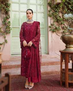 Iqra Aziz feet photo 18