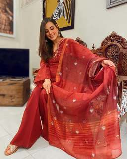 Iqra Aziz feet photo 16