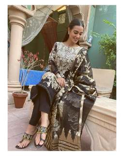 Iqra Aziz feet photo 13