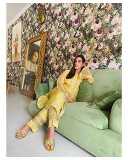 Iqra Aziz feet photo 12