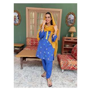 Iqra Aziz feet photo 11