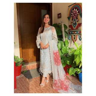 Iqra Aziz feet photo 9