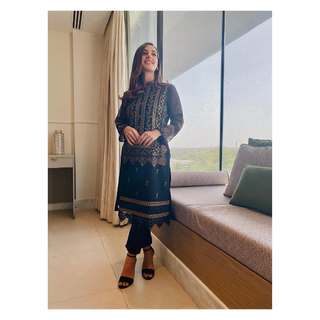 Iqra Aziz feet photo 6
