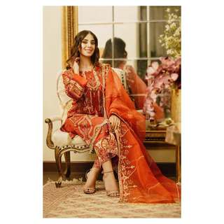 Iqra Aziz feet photo 5