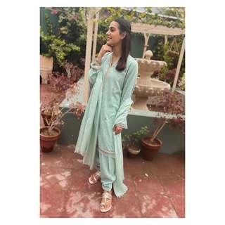 Iqra Aziz feet photo 3