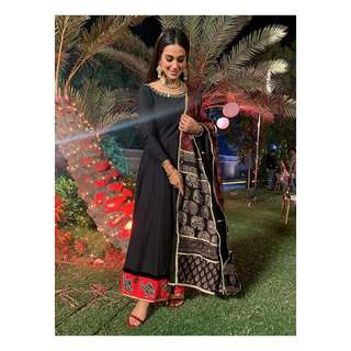 Iqra Aziz feet photo 20