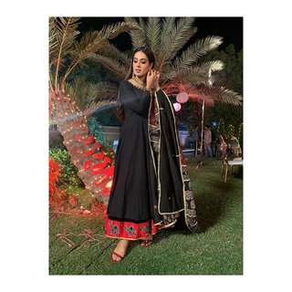 Iqra Aziz feet photo 19