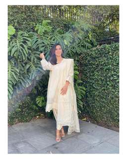 Iqra Aziz feet photo 10