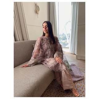 Iqra Aziz feet photo 9