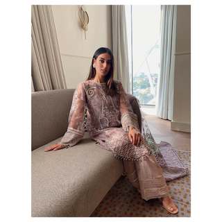 Iqra Aziz feet photo 7