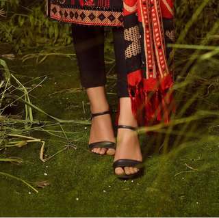 Iqra Aziz feet photo 6