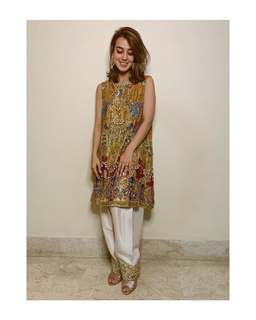 Iqra Aziz feet photo 5