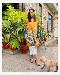 Iqra Aziz feet photo 1