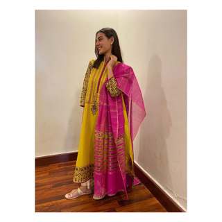 Iqra Aziz feet photo 19