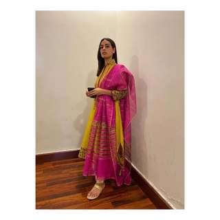 Iqra Aziz feet photo 18