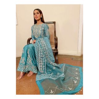 Iqra Aziz feet photo 12