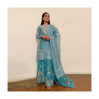 Iqra Aziz feet photo 11