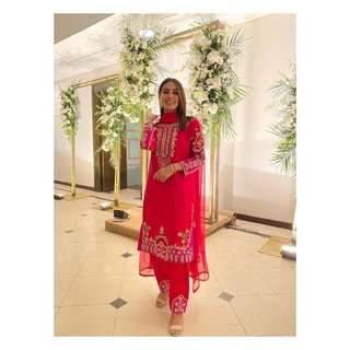 Iqra Aziz feet photo 10