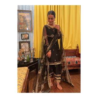 Iqra Aziz feet photo 9
