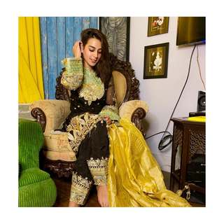 Iqra Aziz feet photo 2