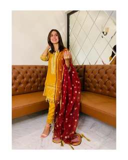 Iqra Aziz feet photo 14