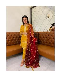 Iqra Aziz feet photo 13