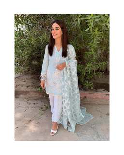 Iqra Aziz feet photo 12