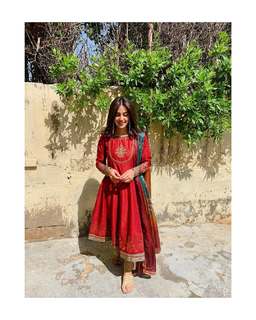 Iqra Aziz feet photo 10