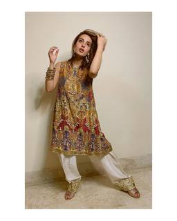 Iqra Aziz feet photo 7