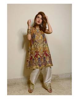 Iqra Aziz feet photo 6