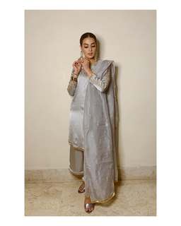 Iqra Aziz feet photo 5