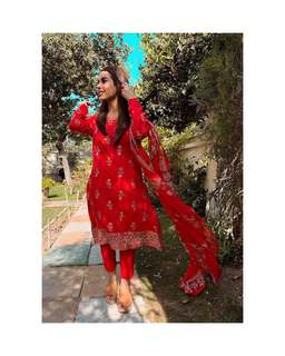 Iqra Aziz feet photo 4