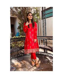 Iqra Aziz feet photo 3