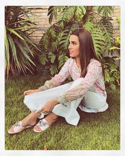 Iqra Aziz feet photo 2